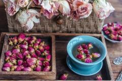 玫瑰花茶里面放什么好处(玫瑰花茶对身体有什么好处)